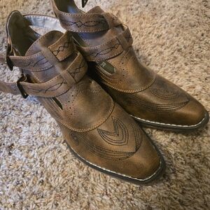 Roper Brown Western Boots with Intricate Stitching